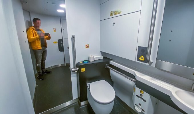 Toilets in German trains: do not touch anything with your hands (5 photos)