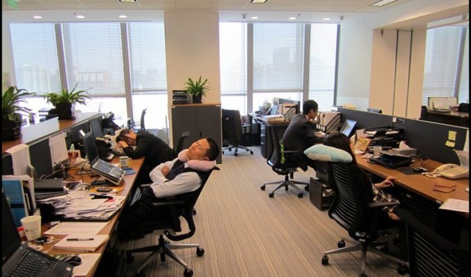 Вот почему японцам разрешают спать на работе (4 фото)