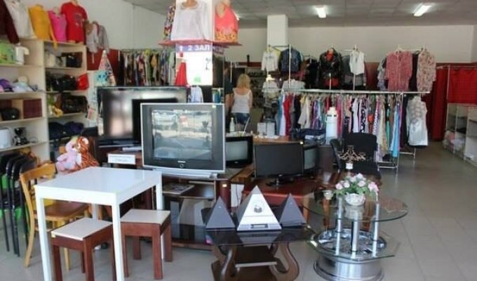В Луганске открылся престижный бутик, торгующий вещами отмародеренными в брошенных квартирах (4 фото)