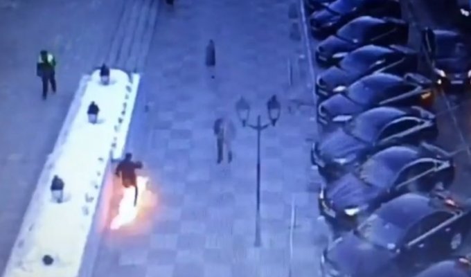 Быстрая карма: московский хулиган сжег не машины, а себя (1 фото)