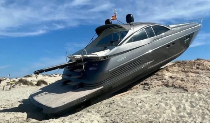 A luxury yacht left for a Spanish island due to a navigation error (2 photos + 3 videos)