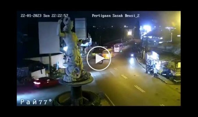 Грузовик врезался в автобус и разрушил почитаемую статую в Индонезии