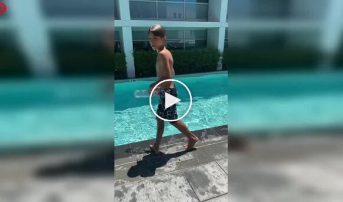 Когда снимаешь ребенка у бассейна и случайно ловишь бонус