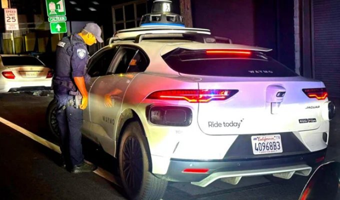 Полиция остановила беспилотный автомобиль за незаконный разворот, но не смогла выписать штраф (2 фото)