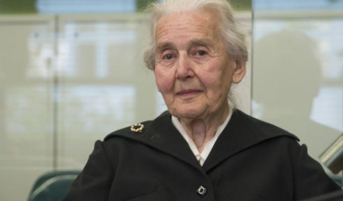 Суд Берлина отправил за решетку 88-летнюю пенсионерку, отрицавшую Холокост (2 фото)
