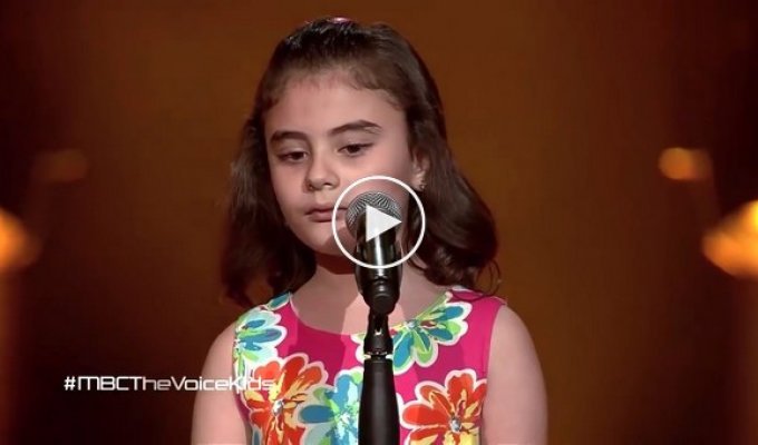 Когда эта 9-летняя девочка не смогла петь из-за слёз женщина поднялась и помогла ей
