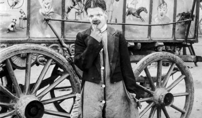 Bizarre costumes, acrobats, and creepy clowns: photos of a traveling circus from 1910 (24 photos)