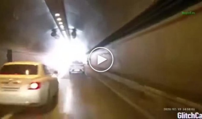 В Сочи погиб полицейский, пытаясь совершить обгон в тоннеле (мат)