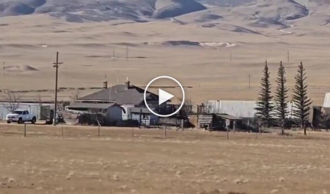 У США Шторм з поривами до 230 км перекинув вагони вантажного поїзда