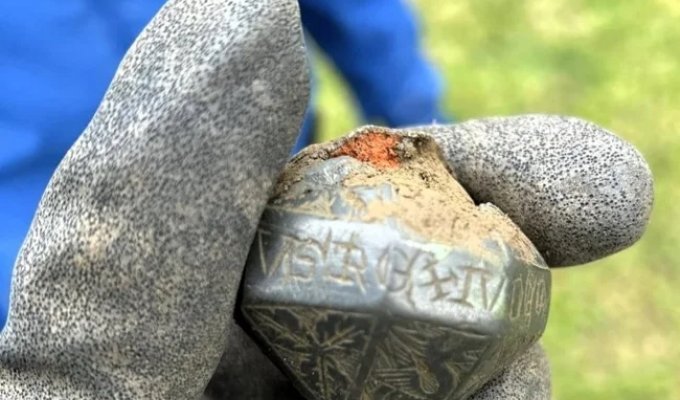 Schoolboy with a metal detector found a medieval artifact with a secret inscription (3 photos + 1 video)