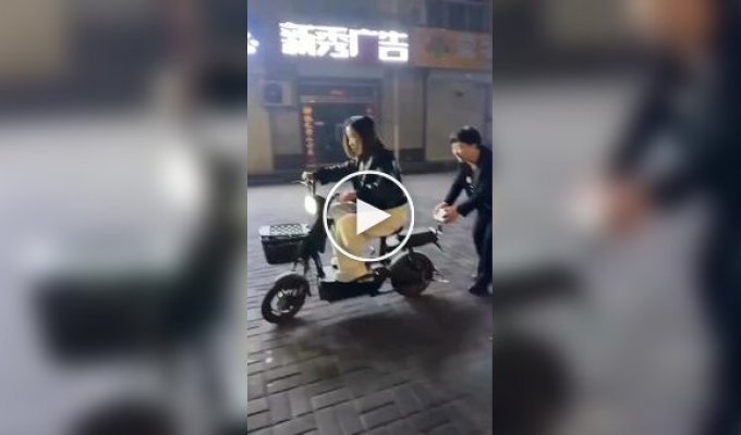 Один точный удар ногой предотвратил столкновение