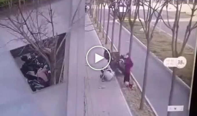 Китайський мотоцикліст пошкодував, що проклав свій маршрут пішохідною доріжкою