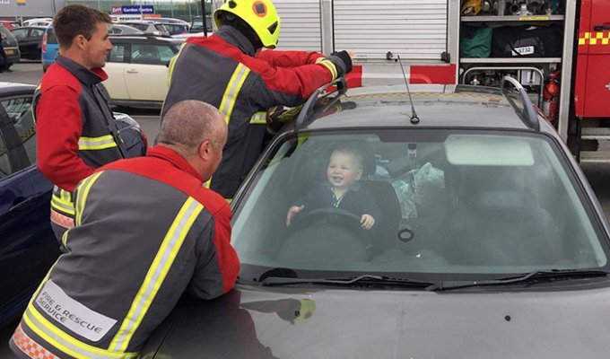 Спасение веселого малыша, который заперся в машине (7 фото)