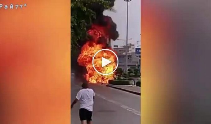Бензовоз перекинувся і вибухнув у Бангкоку