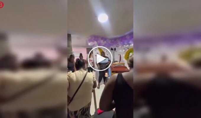 В Колумбии устроили игру в бинго прямо на прощании с умершим