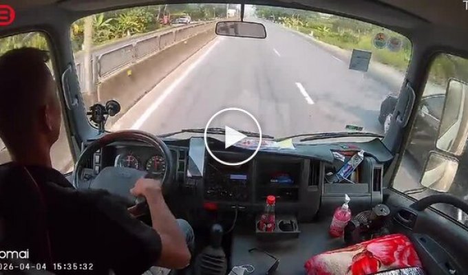 Vietnamese driver rescued a child on a busy highway.