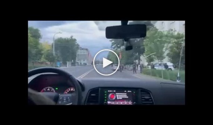 А разве не нужно остановить автотранспорт с подозрительными лицами в балаклавах и проверить документы