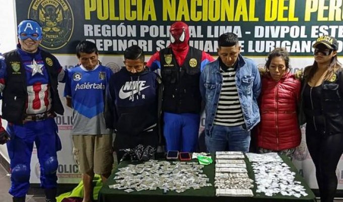 "Перуанские мстители": полицейские в костюмах супергероев устроили облаву на наркопритон (5 фото)