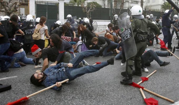 Полиция избила студентов во время протестов в Афинах (10 фото)