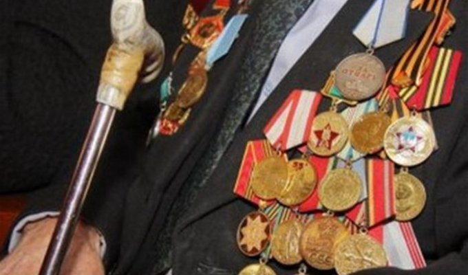 Ветеран убил грабителя, защищая свои медали (4 фото)