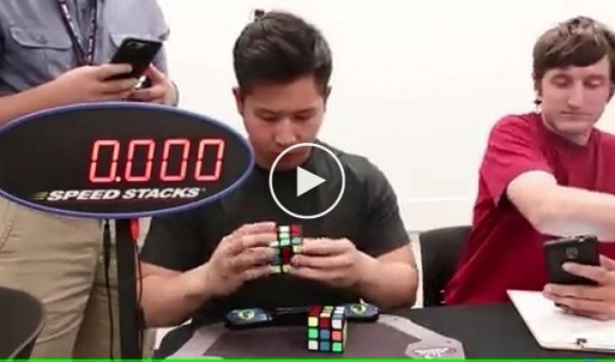 Парень собрал два кубика Рубика за 18,9 секунды