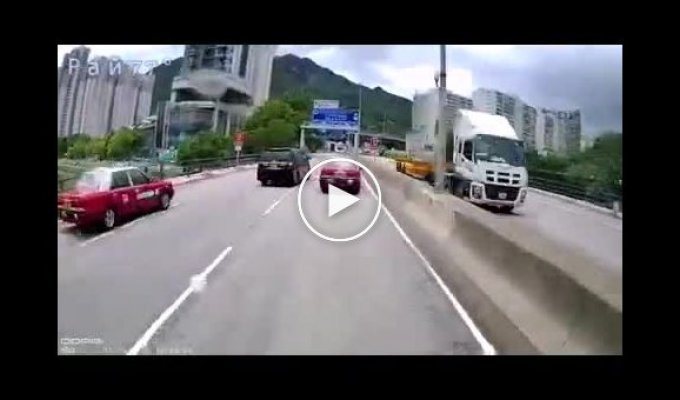 Легковушки, оказавшись на пути у грузовика, приняли «цементный душ» в Гонконге