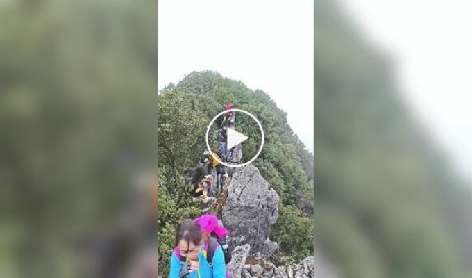 Турист дивом вижив після падіння з 40-метрової скелі під час селфі