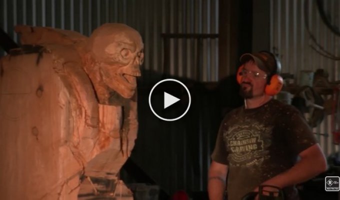 Cкульптура демона из игры DOOM, созданная при помощи бензопилы за 150 часов
