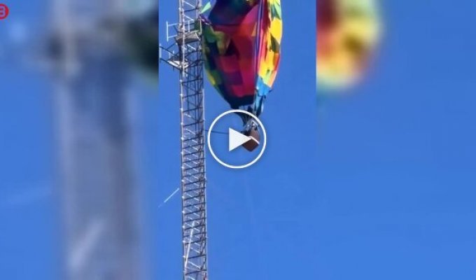 In Texas, a hot air balloon got stuck 280 meters in a communications tower
