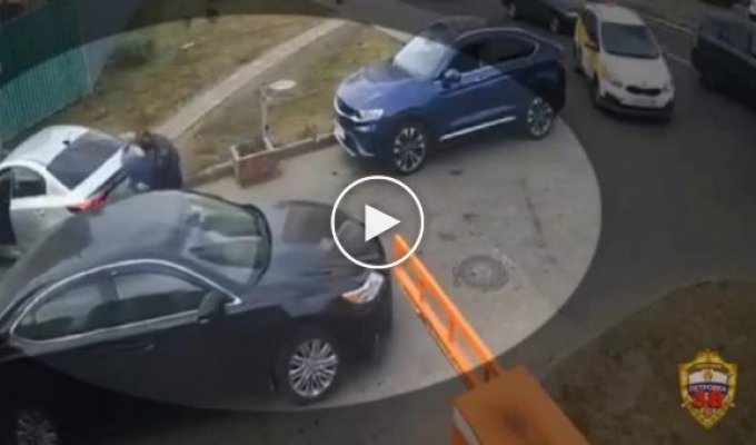 Повздорившие москвичи разбили автомобили друг друга и заработали по уголовной статье