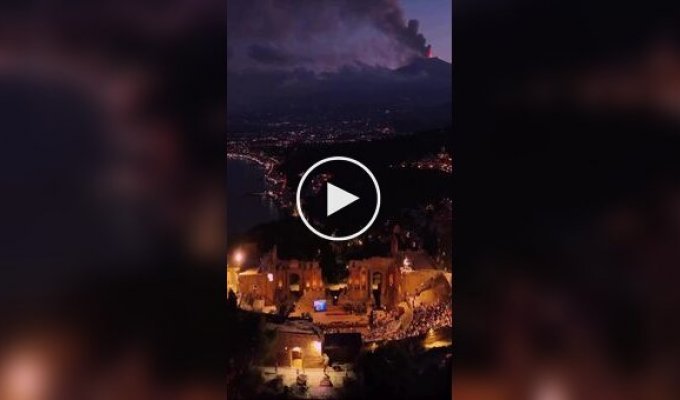 Концерт классической музыки на фоне извержения вулкана Этна на Сицилии
