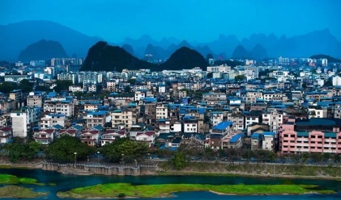 Why are the Chinese massively covering their roofs with blue tarpaulins or painting them blue (11 photos)