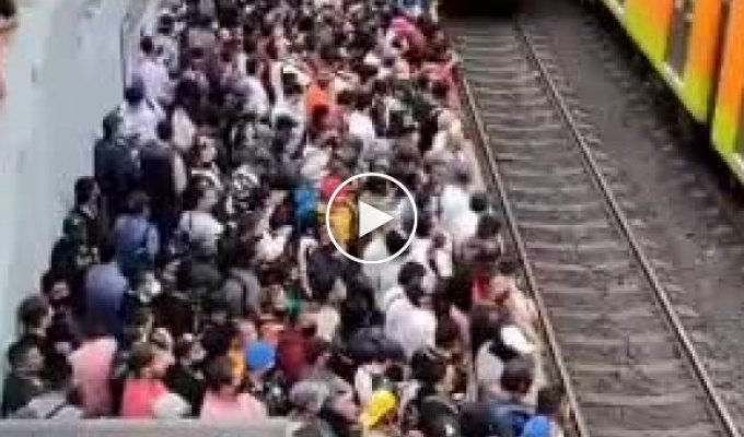 Пассажиры метро в столице Мексики