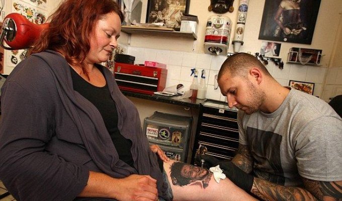Фанатки Робина Уильямса почтили память кумира татуировками (9 фото)