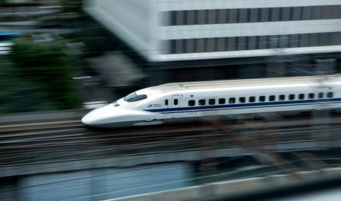 Японцы научили поезда гавкать и фыркать (3 фото)