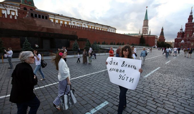 Одиночный пикет матери у стен Кремля (8 фото)