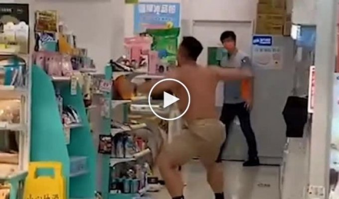 Taiwanese bodybuilder brawls in store over chicken breast