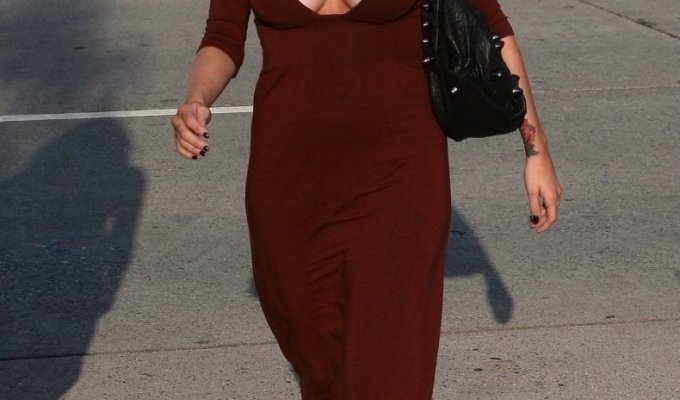 Ashlee Simpson в симпатичном платье (8 фото)