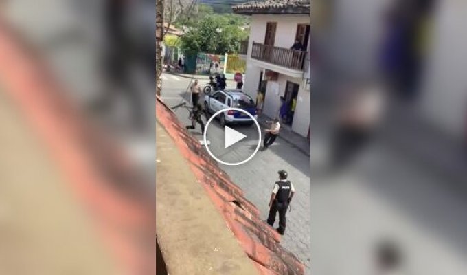 Ecuadorian samurai came out with a sword and shield against the police