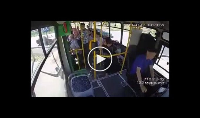 Мать с ребенком хотела выпрыгнуть из автобуса без водителя и попала под колеса