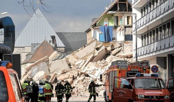  Вчерашнее обрушение здания архива в Кельне (3 Фото)
