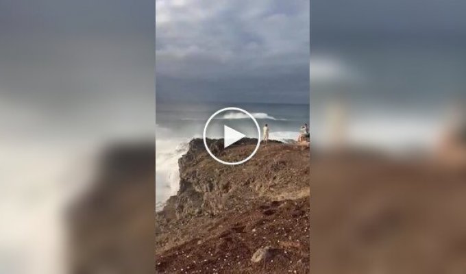 Волна накрыла туристов на Канарских островах