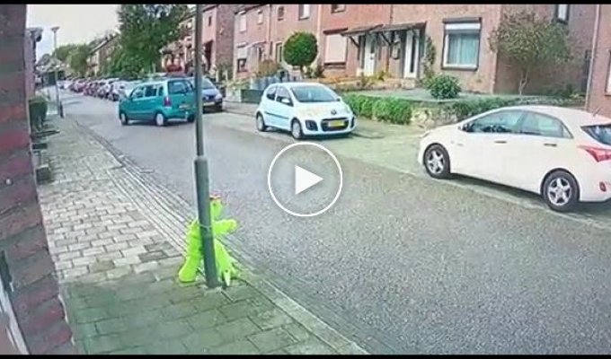 Девушка паркует во дворе машину