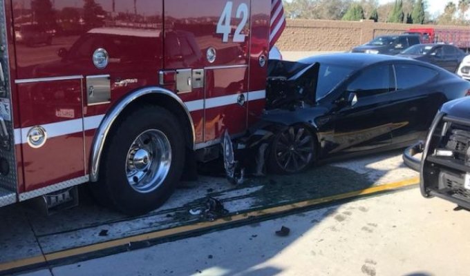Двигавшийся на автопилоте электромобиль Tesla врезался в пожарную машину (2 фото)
