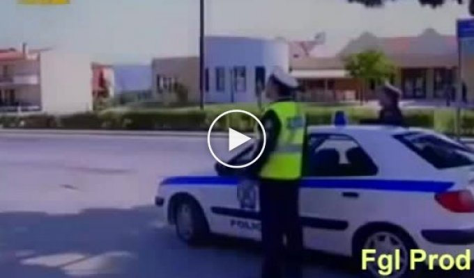 Полицейский остановил мотоциклиста