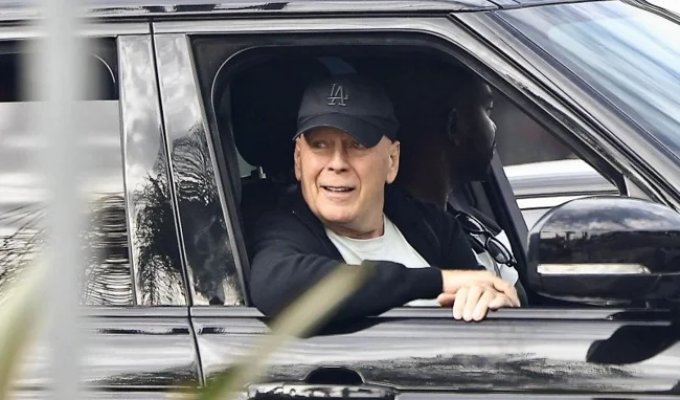 Bruce Willis makes first public appearance after dementia diagnosis (1 photo + 1 video)