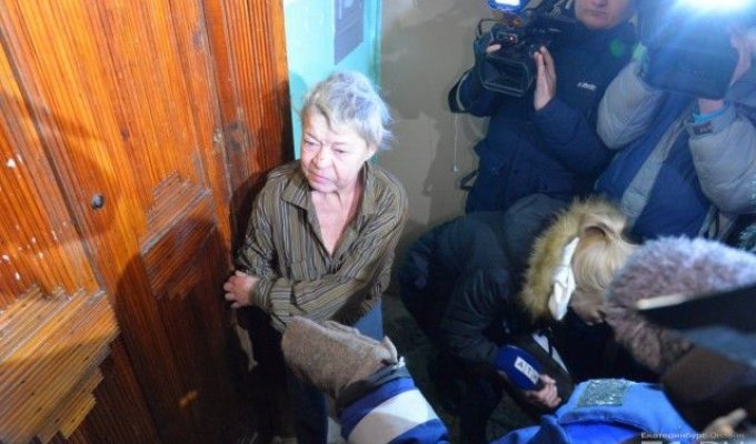 В Екатеринбурге вскрыли квартиру пенсионерки, которая на 1,5 года оставила без газа весь подъезд (13 фото)