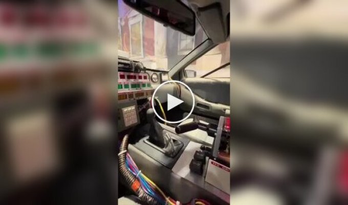 Фанат фильма «Назад в будущее» создал собственный легендарный автомобиль Делориан