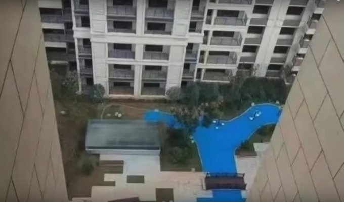 Китайский застройщик пообещал жильцам озеро, а сделал это (5 фото и видео)