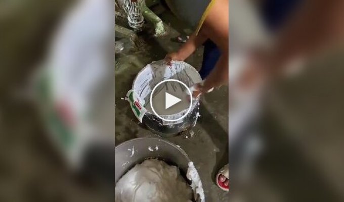 Изготовление тортов в кондитерском цеху в Индии